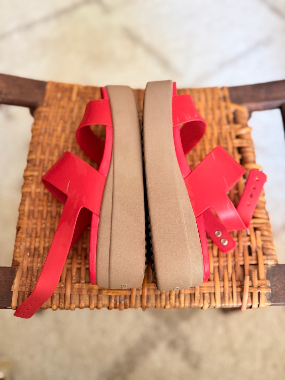 Crocs Women’s Size 6 Red Platform Sandal - Picture 9 of 11